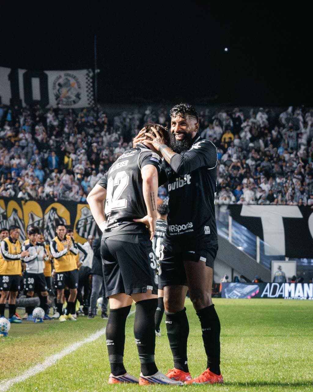 Santos vence Cruzeiro e sobe no Brasileirão