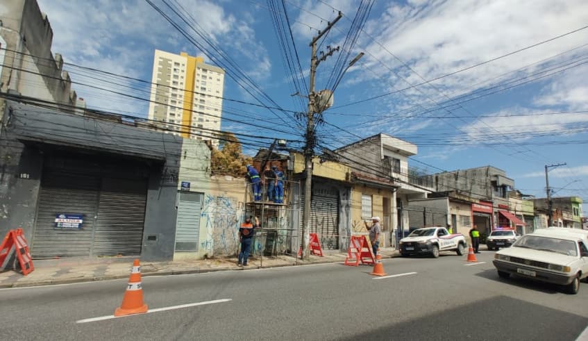 Imóvel com risco de colapso é demolido parcialmente