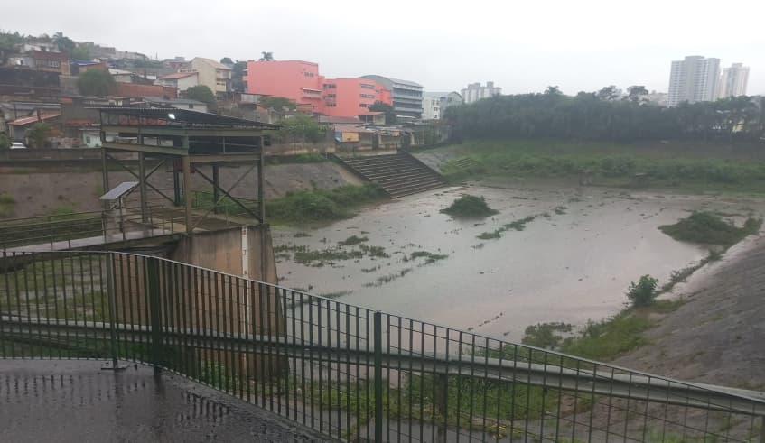 Tietê segue acima do nível de extravasamento em Mogi