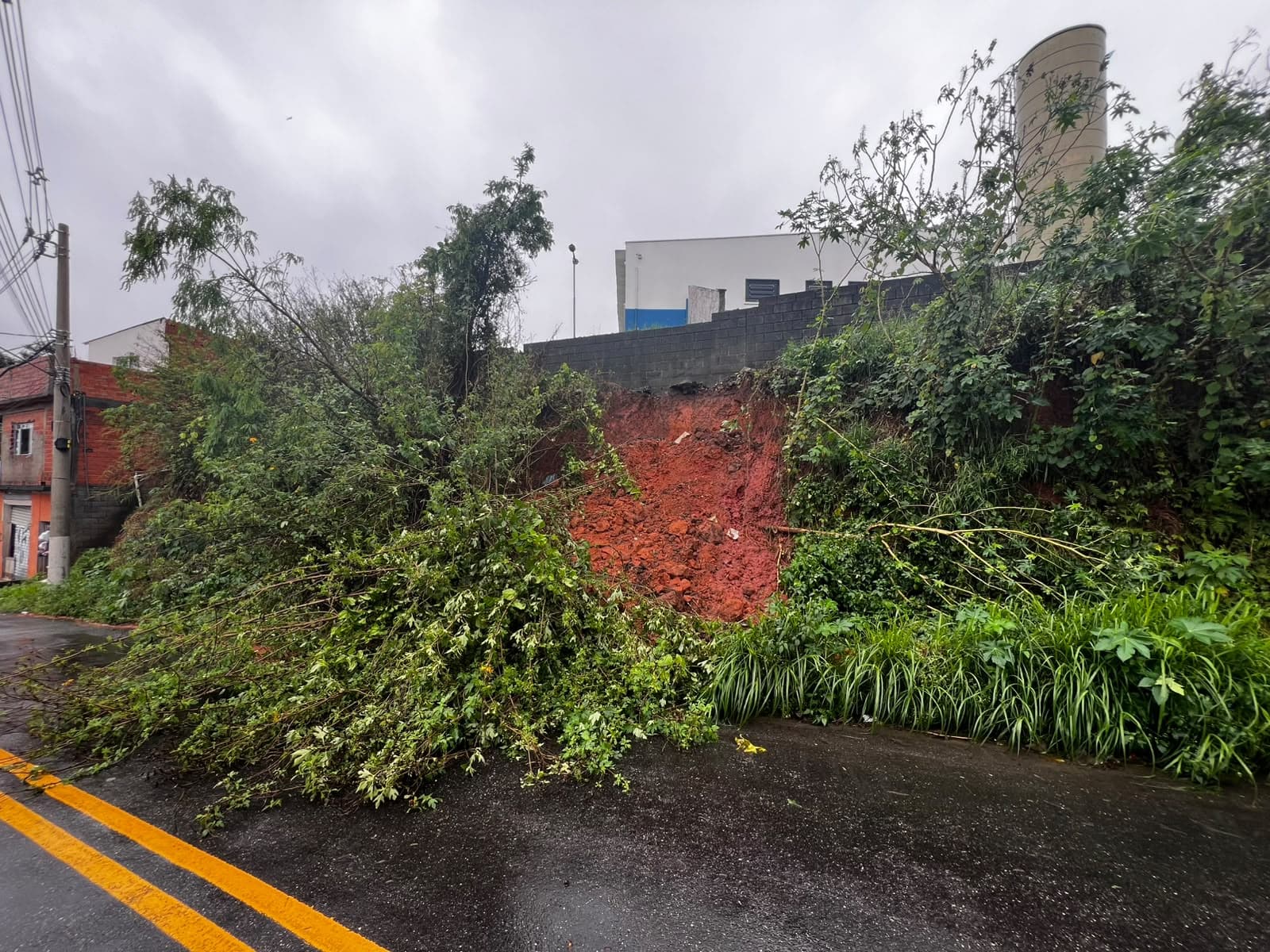 Chuva forte causa alagamentos e interdição em Mogi