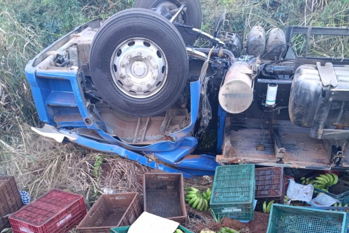 Caminhão capota e espalha carga na rodovia