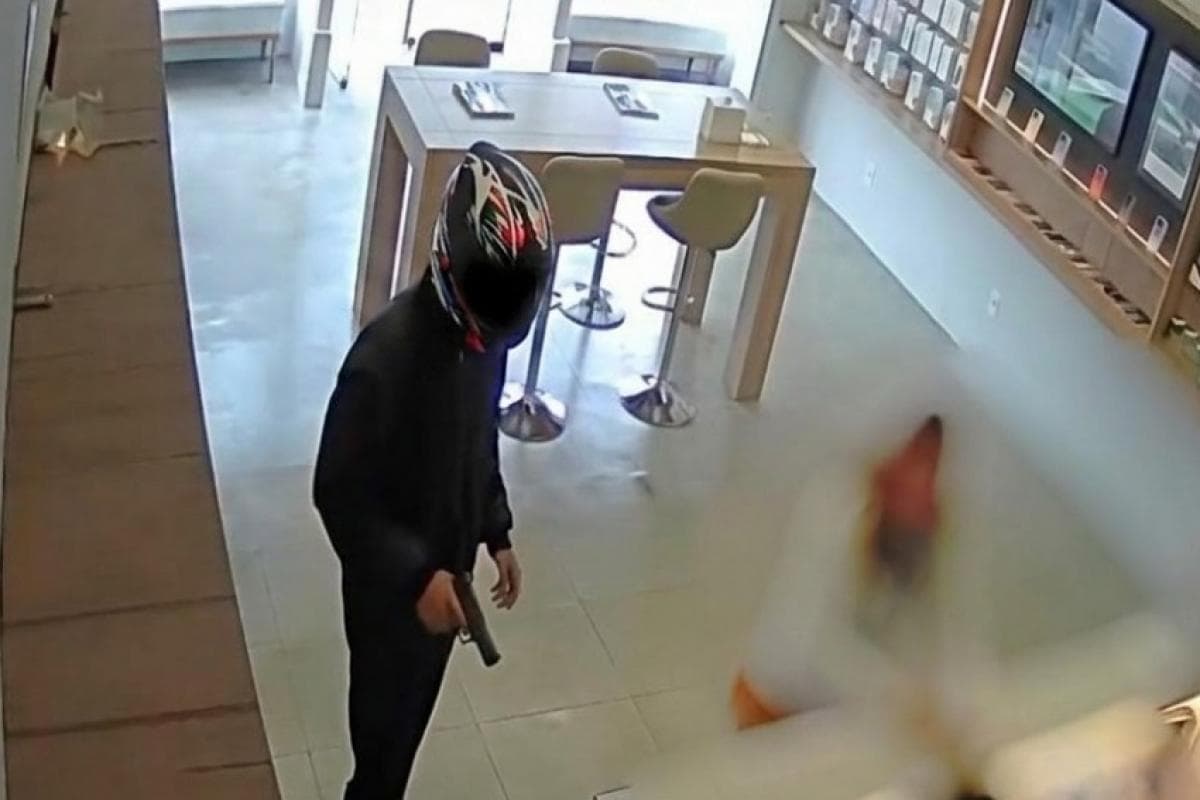 Jovem é preso com celulares roubados no trabalho