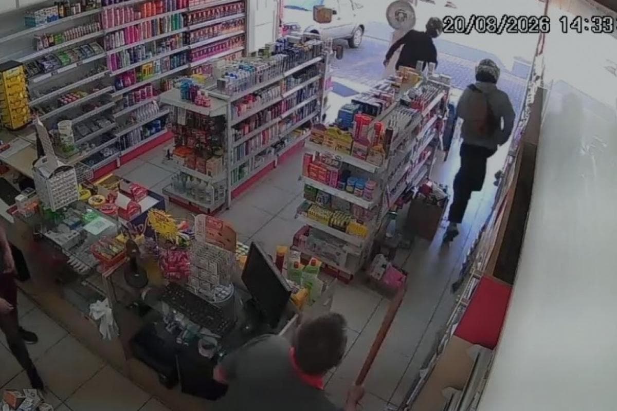 Comerciante espanta assaltantes com pedaço de pau