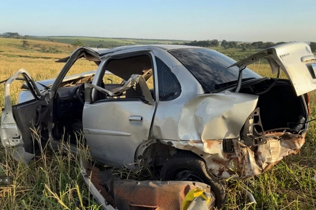Carro capota em pastagem após sair de rodovia