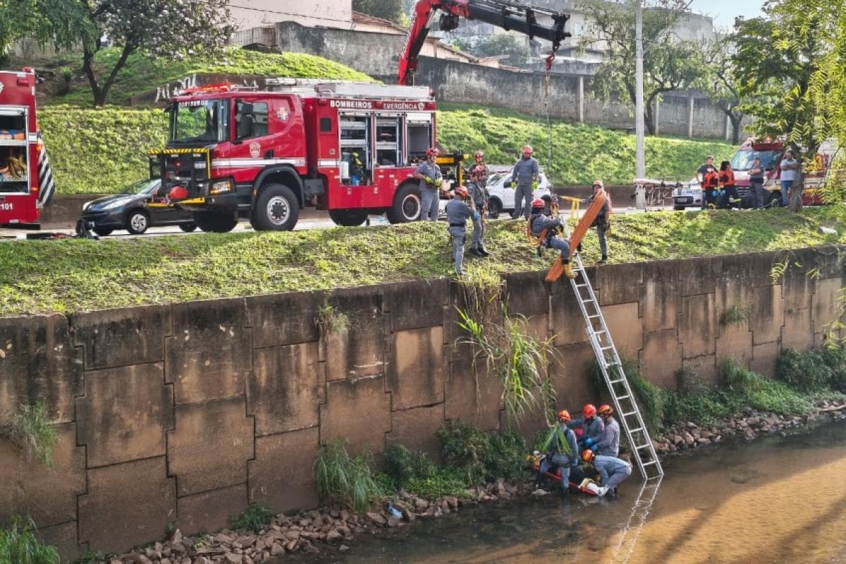 Homem cai no Rio Bauru e é resgatado