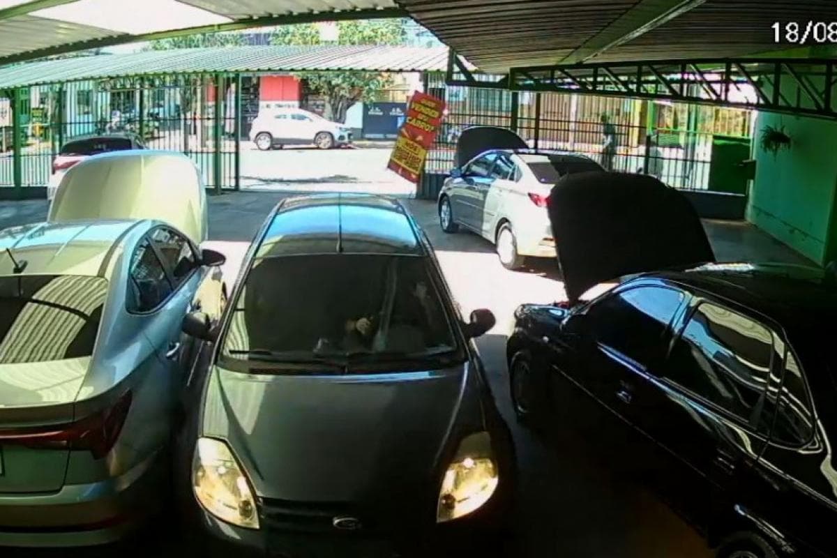 Colisão arremessa carro em vaga de estacionamento em Bauru