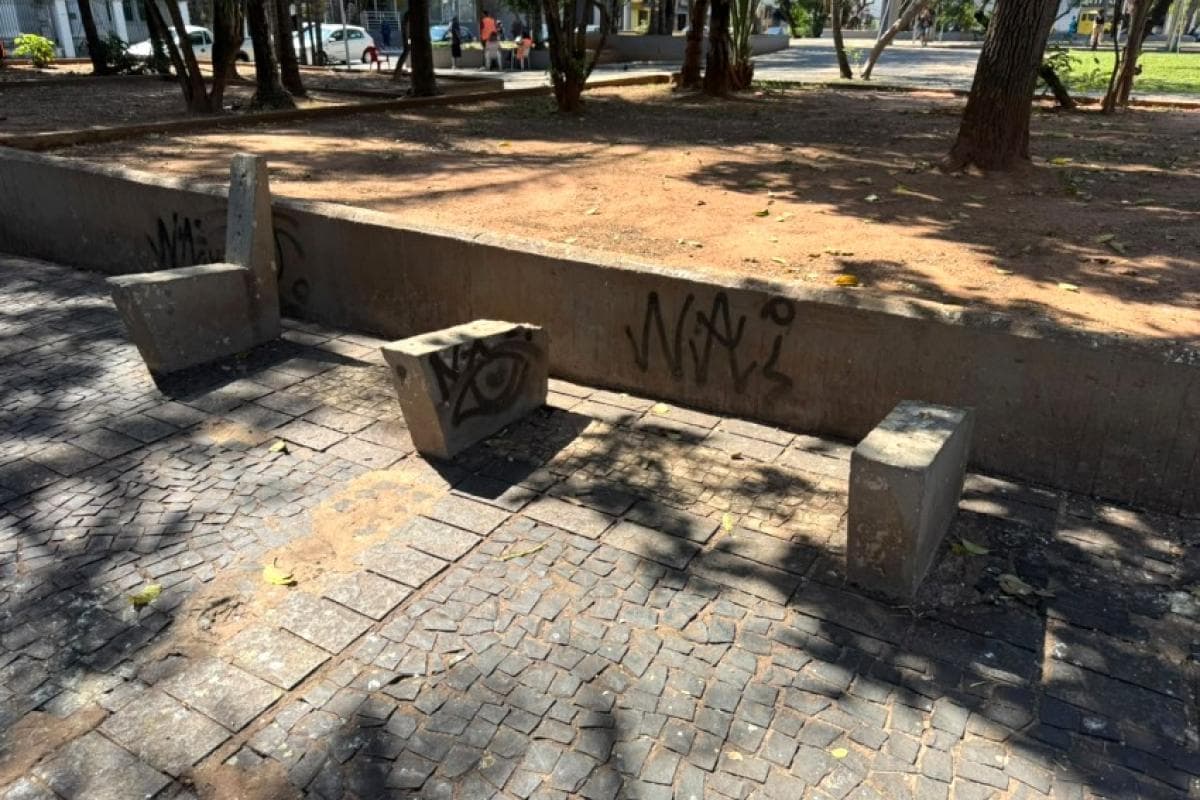 Remoção de bancos na Praça Rui Barbosa gera protestos