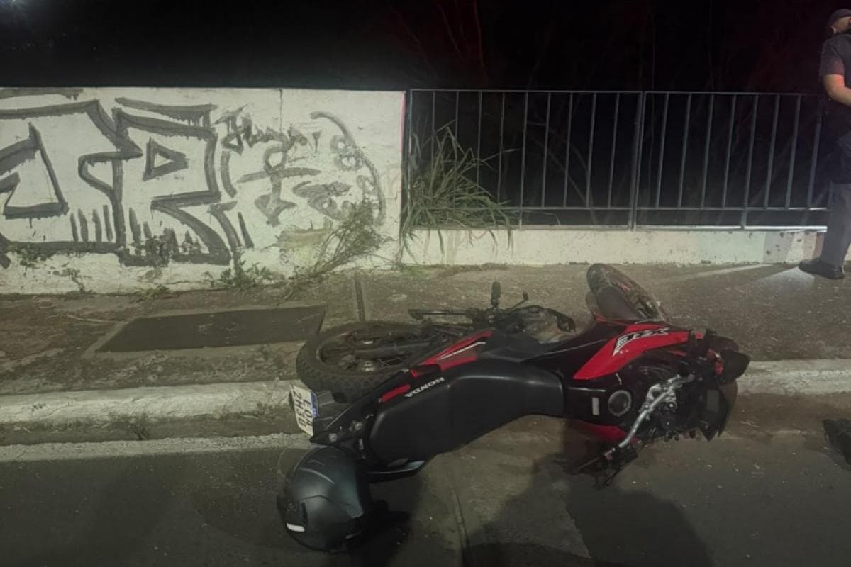 Motociclista cai de viaduto e fica grave
