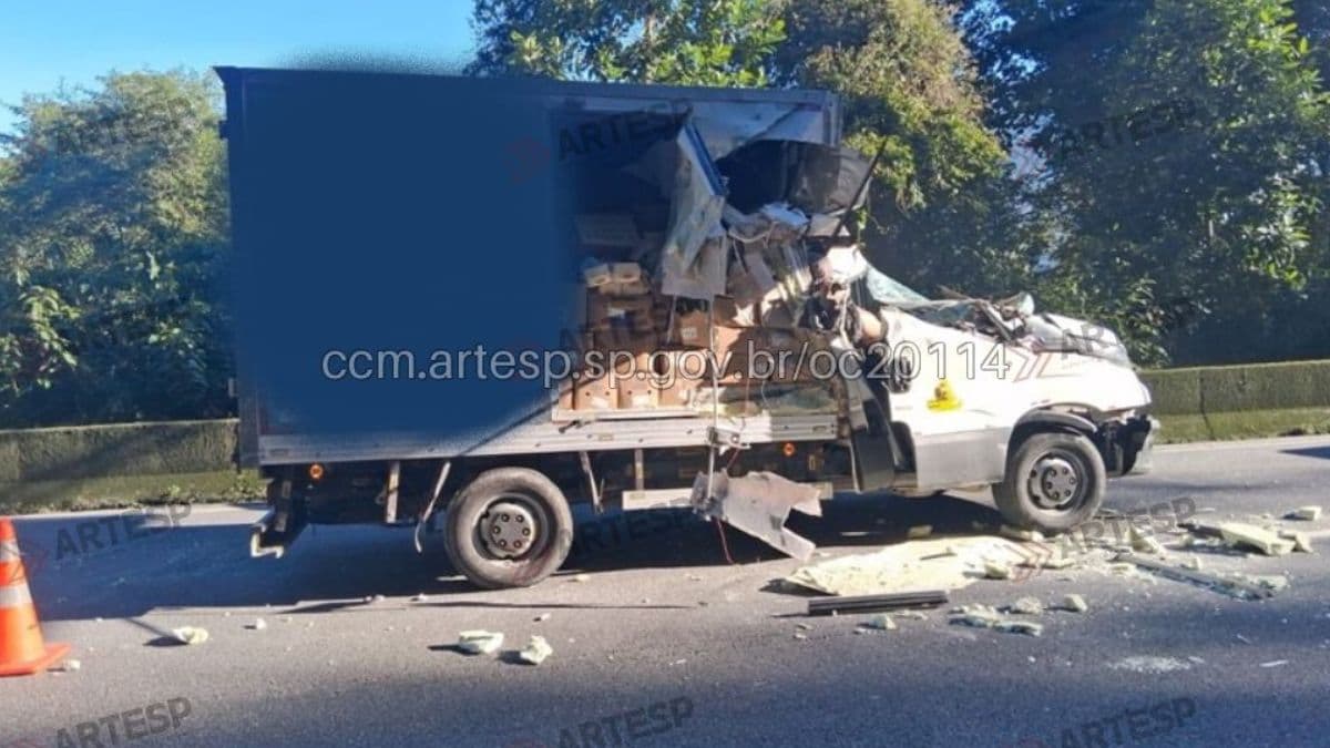 Colisão entre carreta e caminhão mata passageiro em Santos