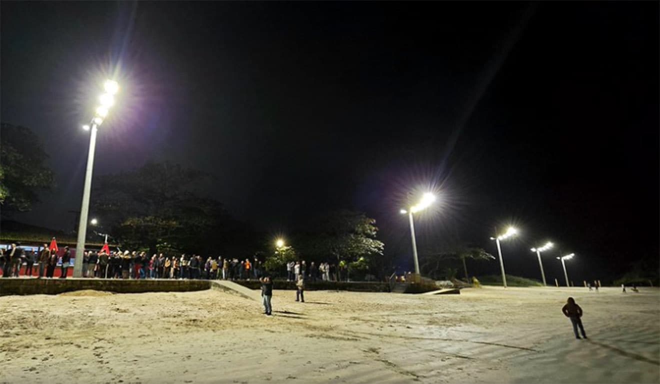 Guarujá entrega iluminação LED na Praia do Guaiúba
