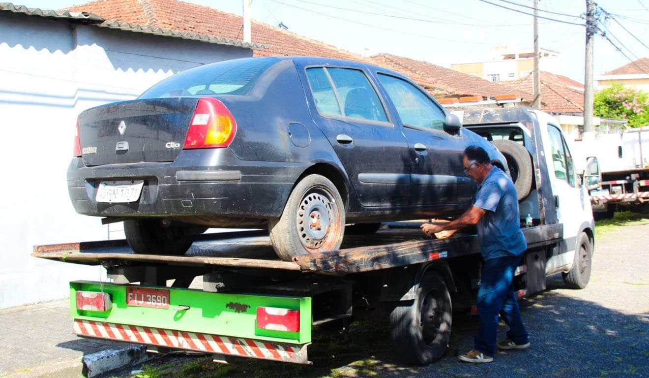 Operação Lata-Velha eleva remoção de carros abandonados em 750%