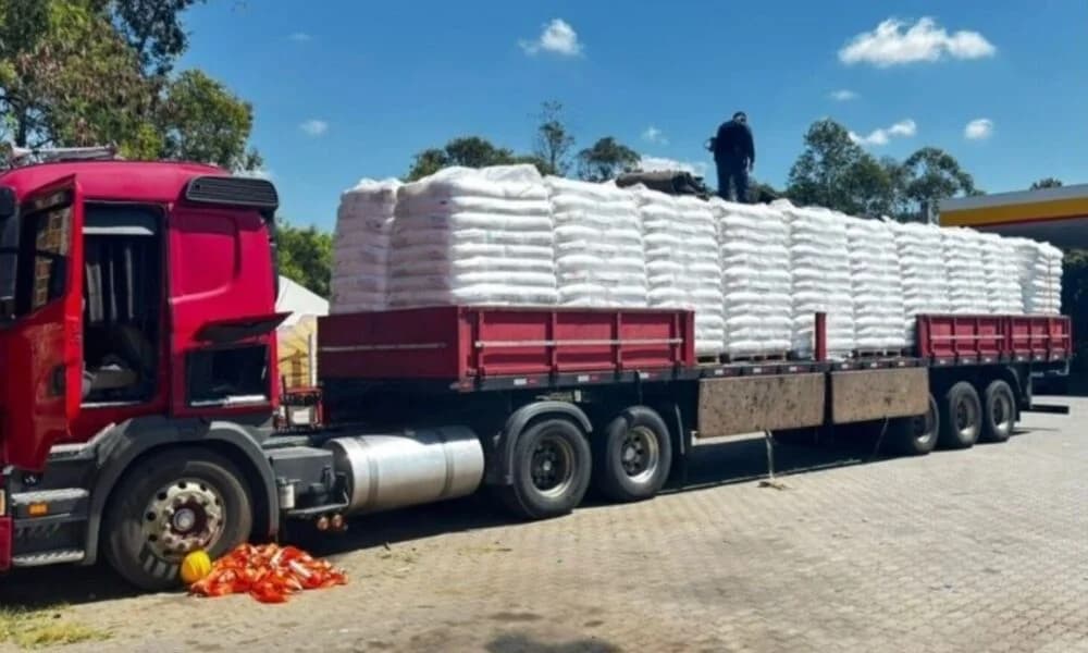 Homem é preso após ser localizado com caminhão roubado na Zona Industrial