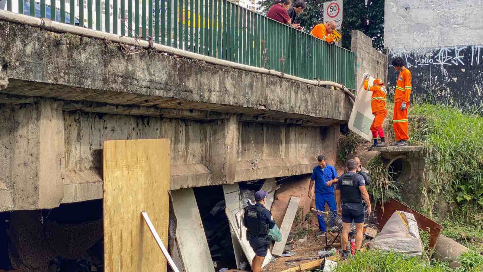 Operação desocupa área pública na Vila Argos