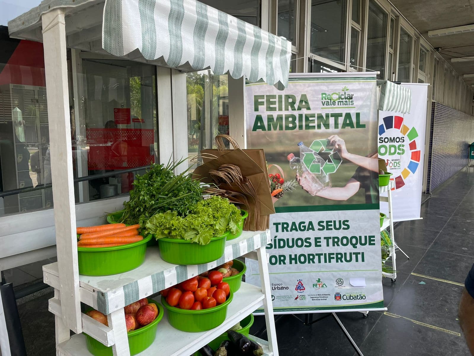 Cubatão realiza feira de troca de recicláveis por hortifrútis