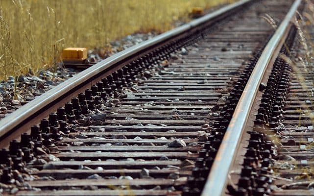 Idoso é atropelado por trem ao recolher milho