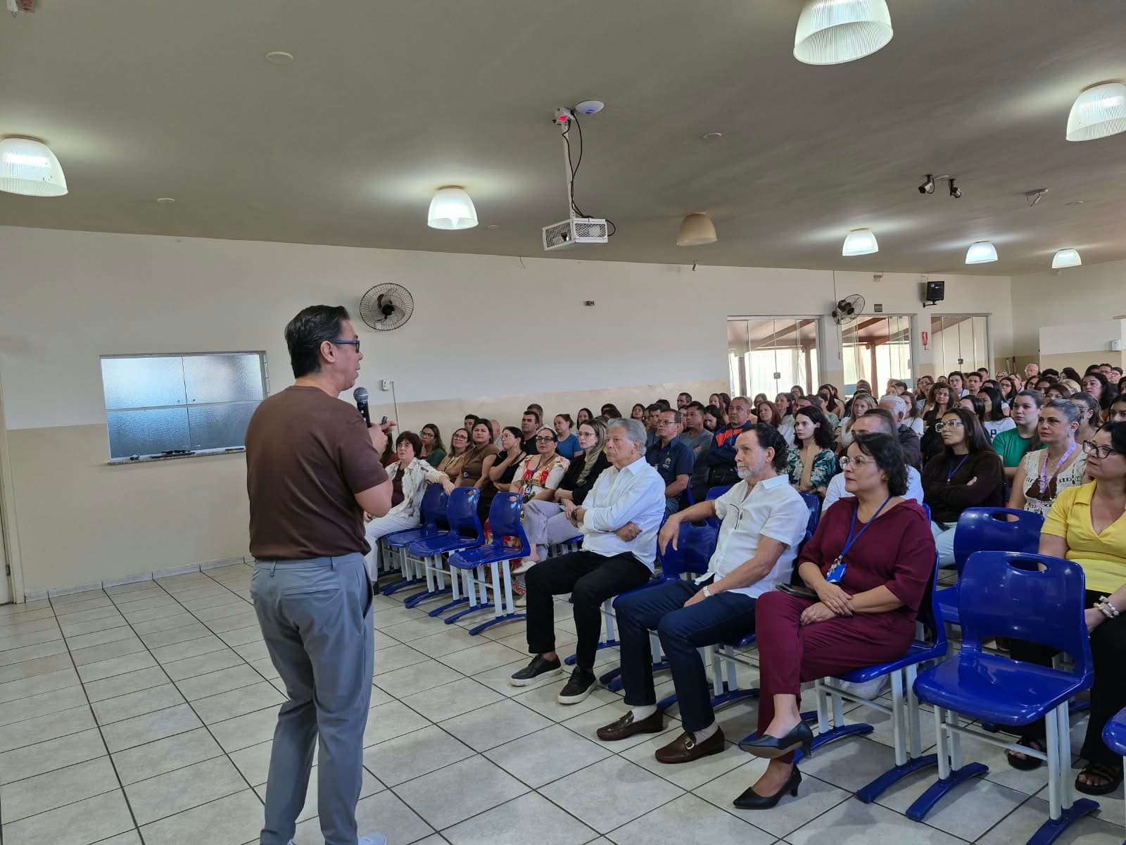 Técnico do Franca Basquete palestra na APAE