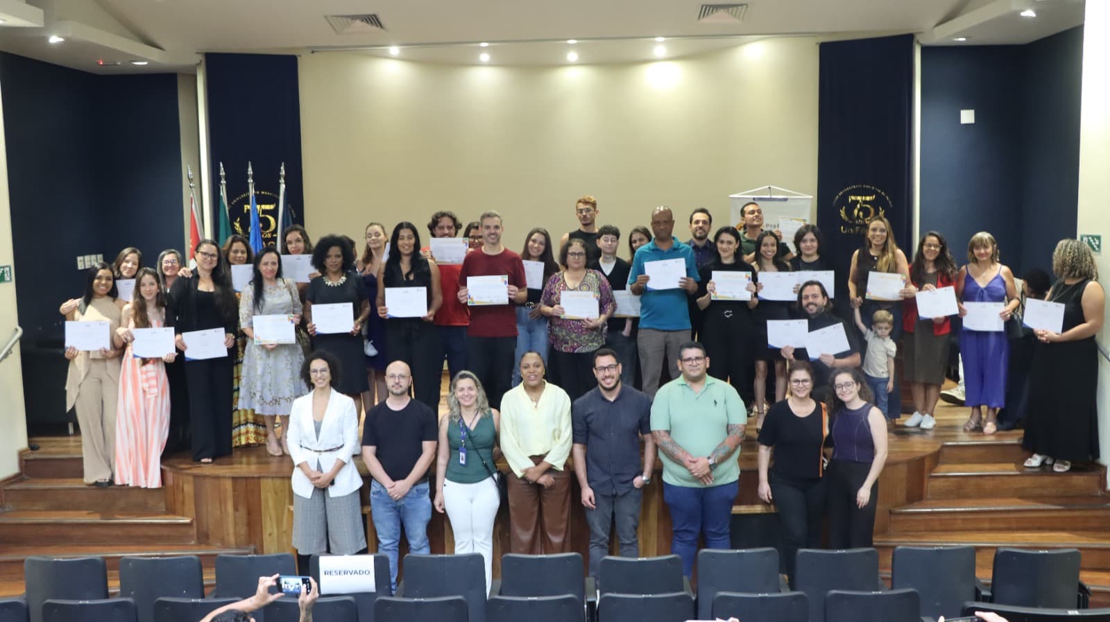 150 alunos recebem certificados do Caminho para o Emprego