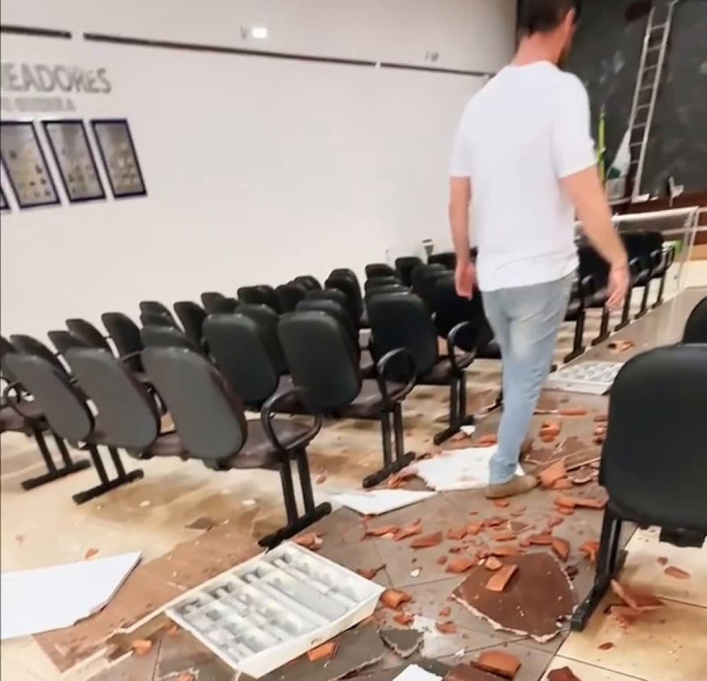 Temporal causa danos em Teodoro Sampaio