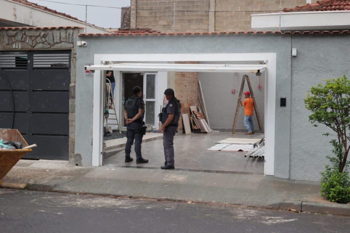 Família é assaltada por trio encapuzado em RP
