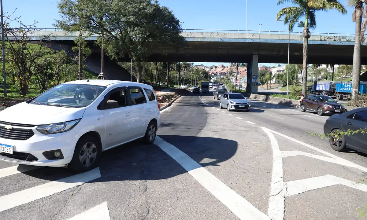 Nova faixa de aceleração muda trânsito na Prestes Maia