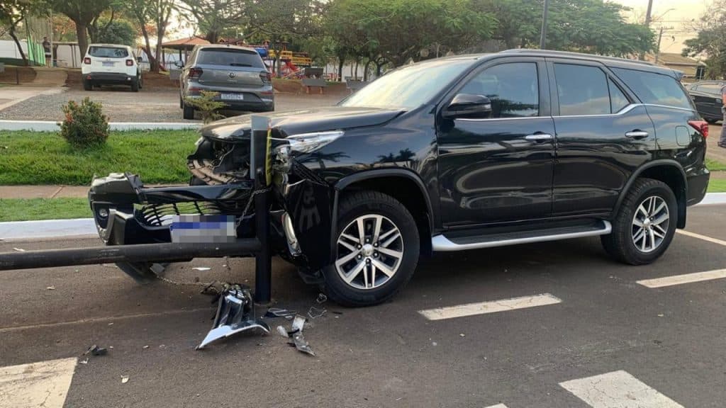 Empregada é presa por tentativa de furto de SUV