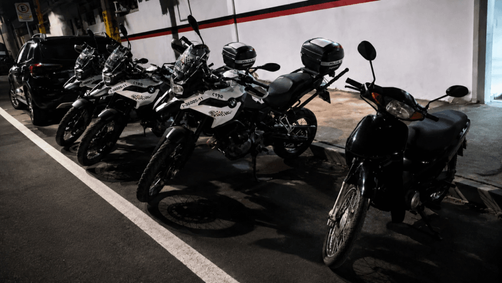 Mulher presa por adulterar placa de motocicleta