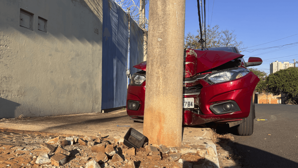 Carro é encontrado abandonado após bater em poste na Vila São João
