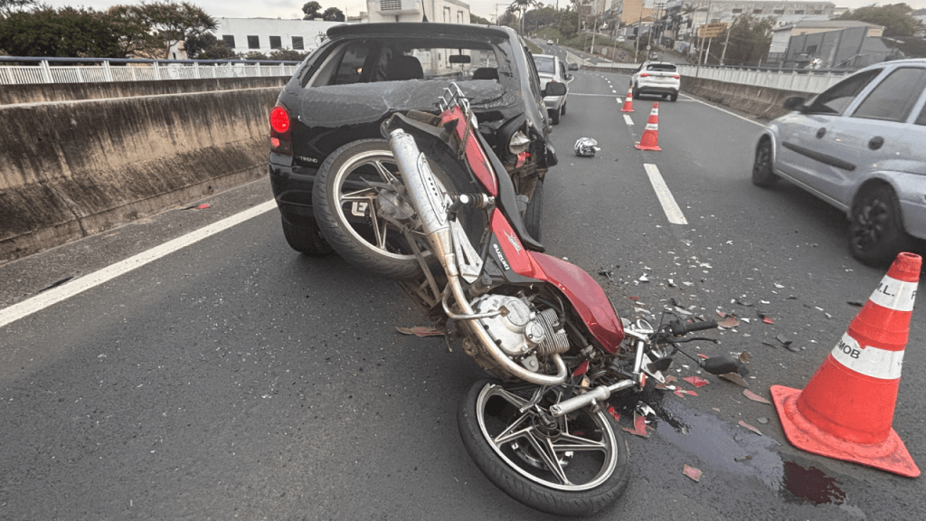 Motociclista fica ferido após colisão com carro no Viaduto Monsenhor Gustavo Mantovani