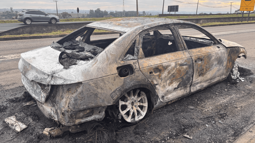 Carro é consumido por incêndio em Limeira