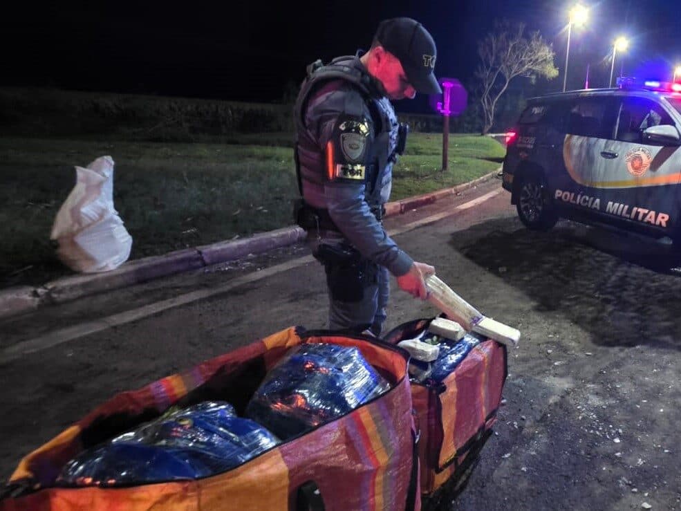 Bolivianos presos com 71 kg de drogas em ônibus