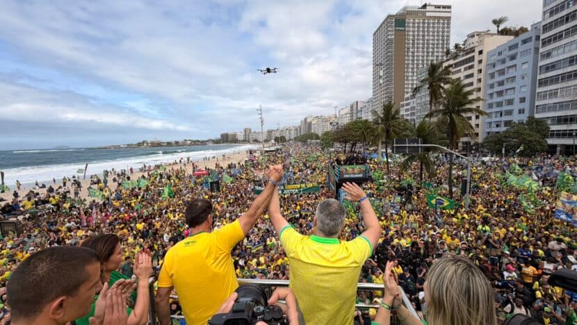 Ato de Flávio Bolsonaro reúne 10 mil pessoas em Copacabana, estima USP/Cebrap