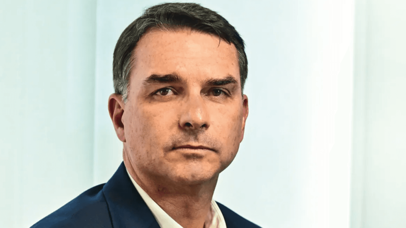 Fim da reeleição vira aposta de Flávio Bolsonaro para unir direita