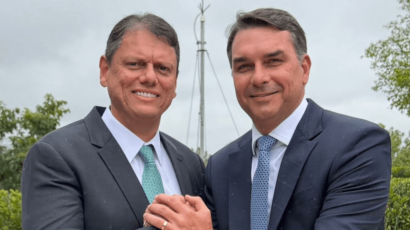 Tarcísio confirma aliança com Flávio Bolsonaro
