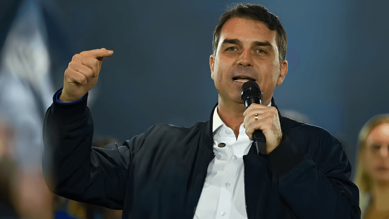 Flávio cobra explicações e diz que Moraes não poderia permanecer no STF se suspeitas forem confirmadas
