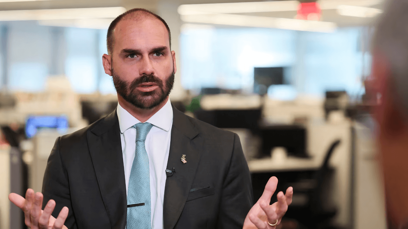 TSE determina retirada de posts de Eduardo Bolsonaro