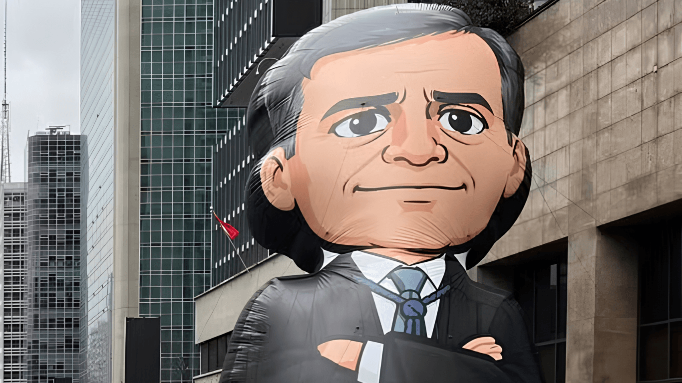 Boneco de Mendonça vira símbolo de crise no STF em ato na Paulista
