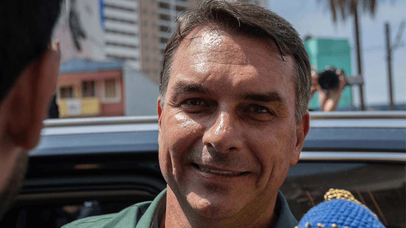 Boato sobre Flávio Bolsonaro movimenta buscas por Nossa Senhora Aparecida