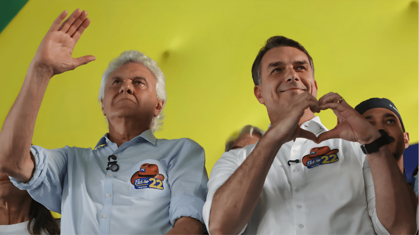Flávio Bolsonaro fala em mudar a constituição durante ato de apoio em Goiás