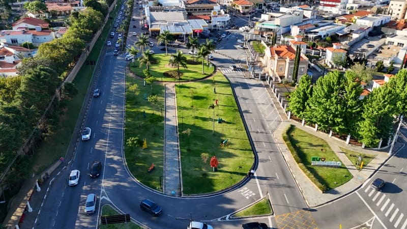 Exposição a céu aberto transforma praça de Vinhedo em espaço de arte