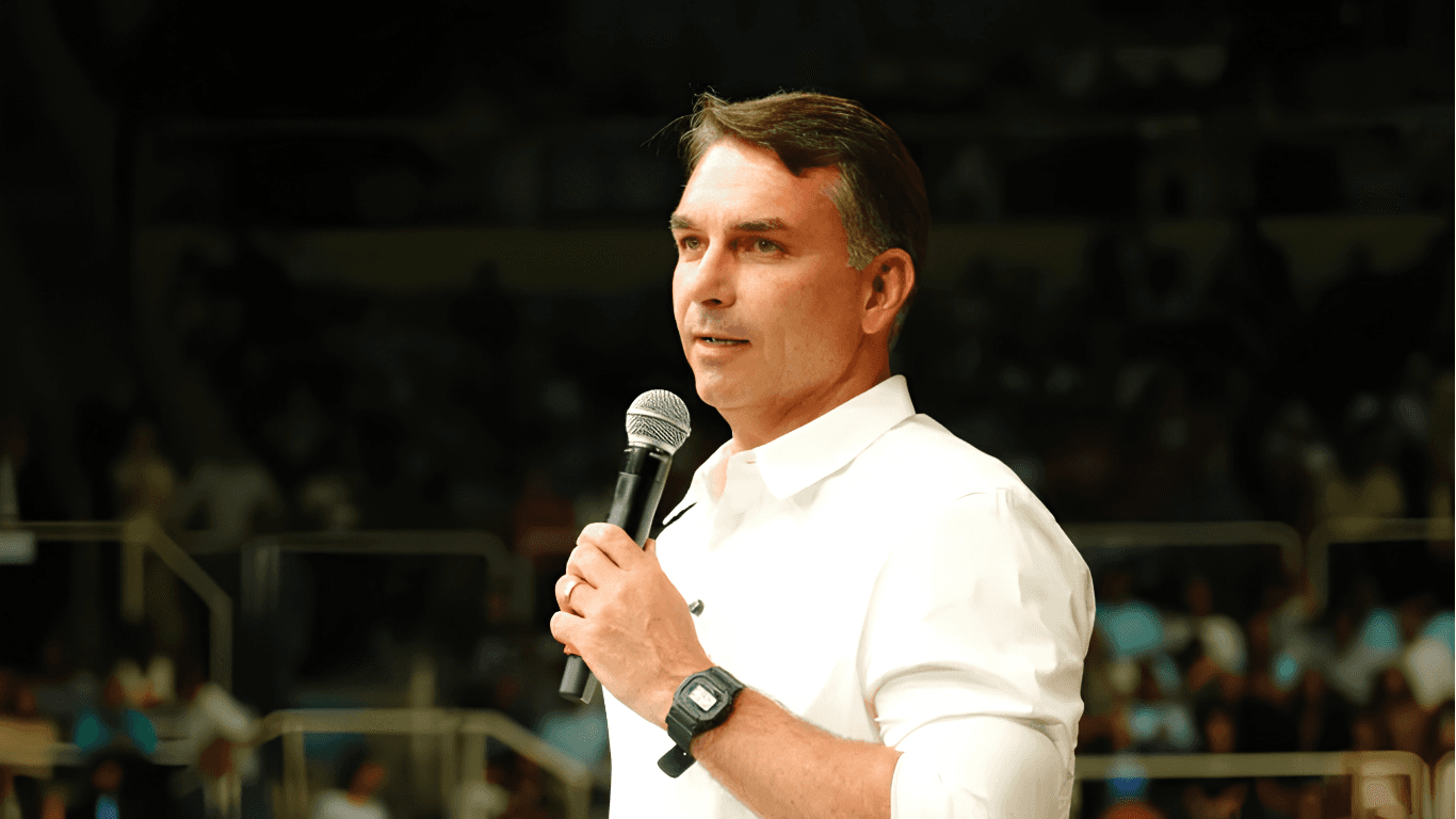 Flávio Bolsonaro muda de posição e confirma presença em debate com Lula na Band
