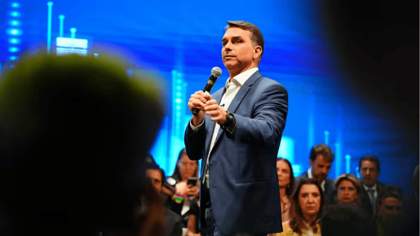 Flávio Bolsonaro promete retorno do bolsonarismo ao Planalto