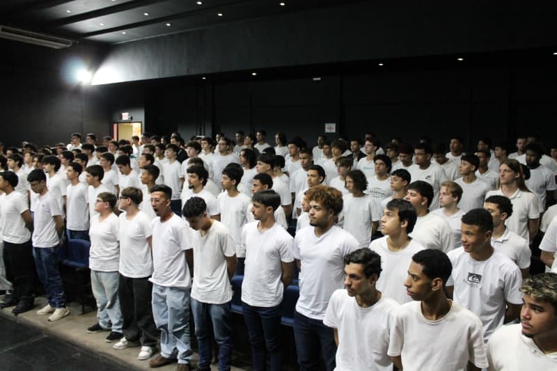 Jovens de Vinhedo participam de Juramento à Bandeira e recebem certificados de dispensa militar