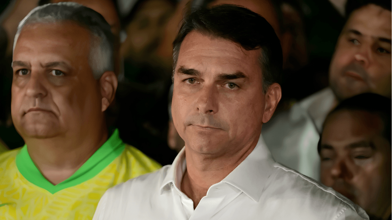 Flávio Bolsonaro é intimado a entregar passaportes em meio a investigação financeira