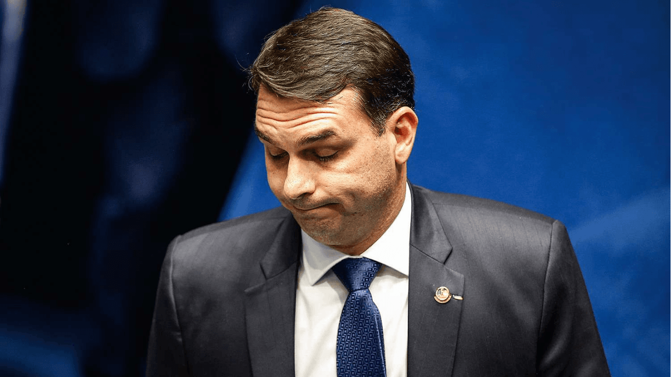 PF rastreia fronteiras para verificar possível saída de Flávio Bolsonaro