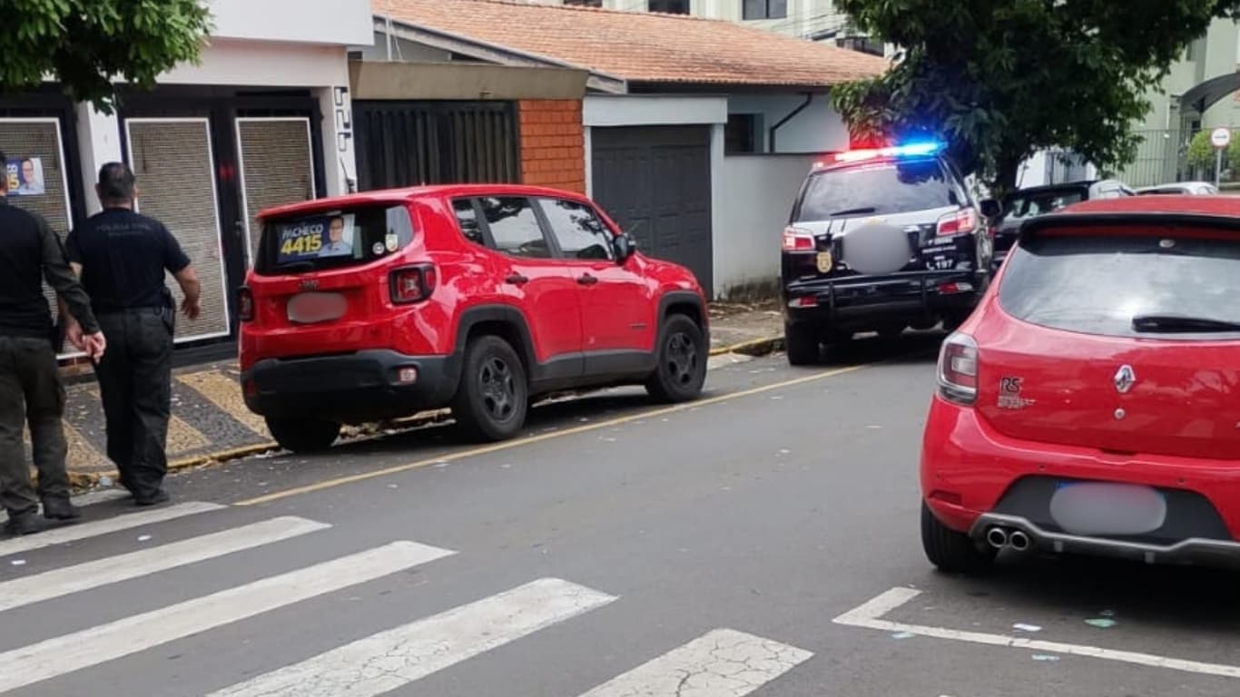 Veículo adesivado gera acionamento de agentes em frente a local de votação em Piracicaba