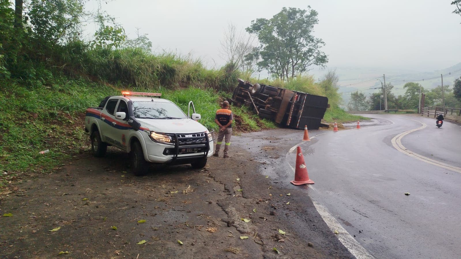 Caminhão com dez cavalos tomba na Serra de São Pedro após possível falha nos freios