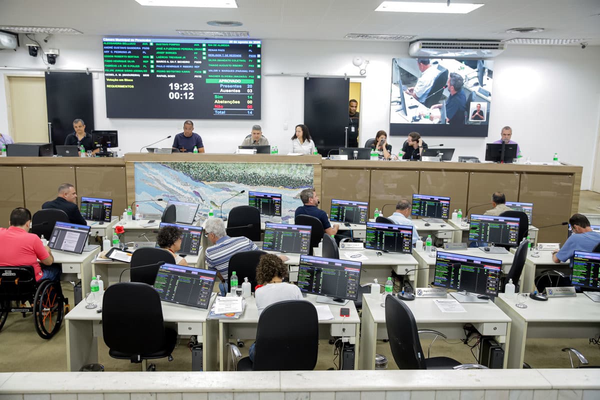 Câmara analisa segurança no entorno das escolas e veto sobre rede de água
