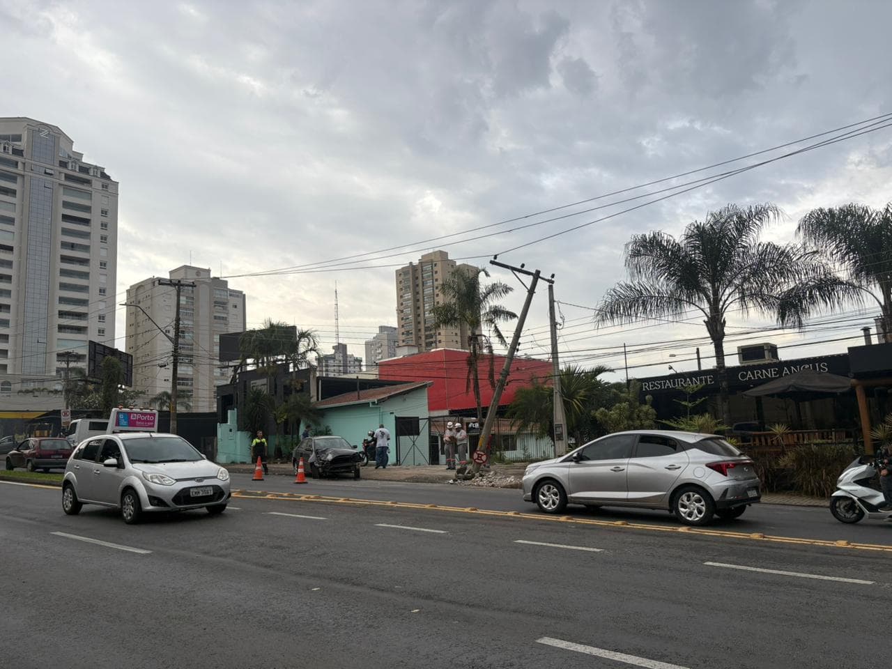 Mais um poste é atingido em Piracicaba e acidente intensifica trânsito na Avenida Centenário