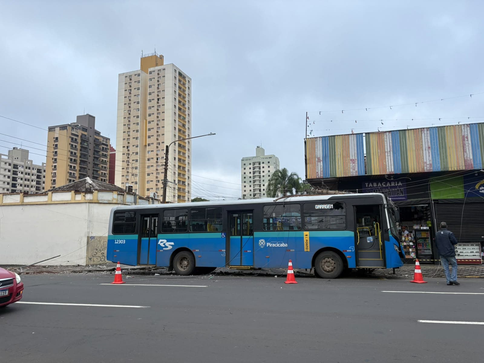 Ônibus bate em poste na Avenida Armando Salles de Oliveira