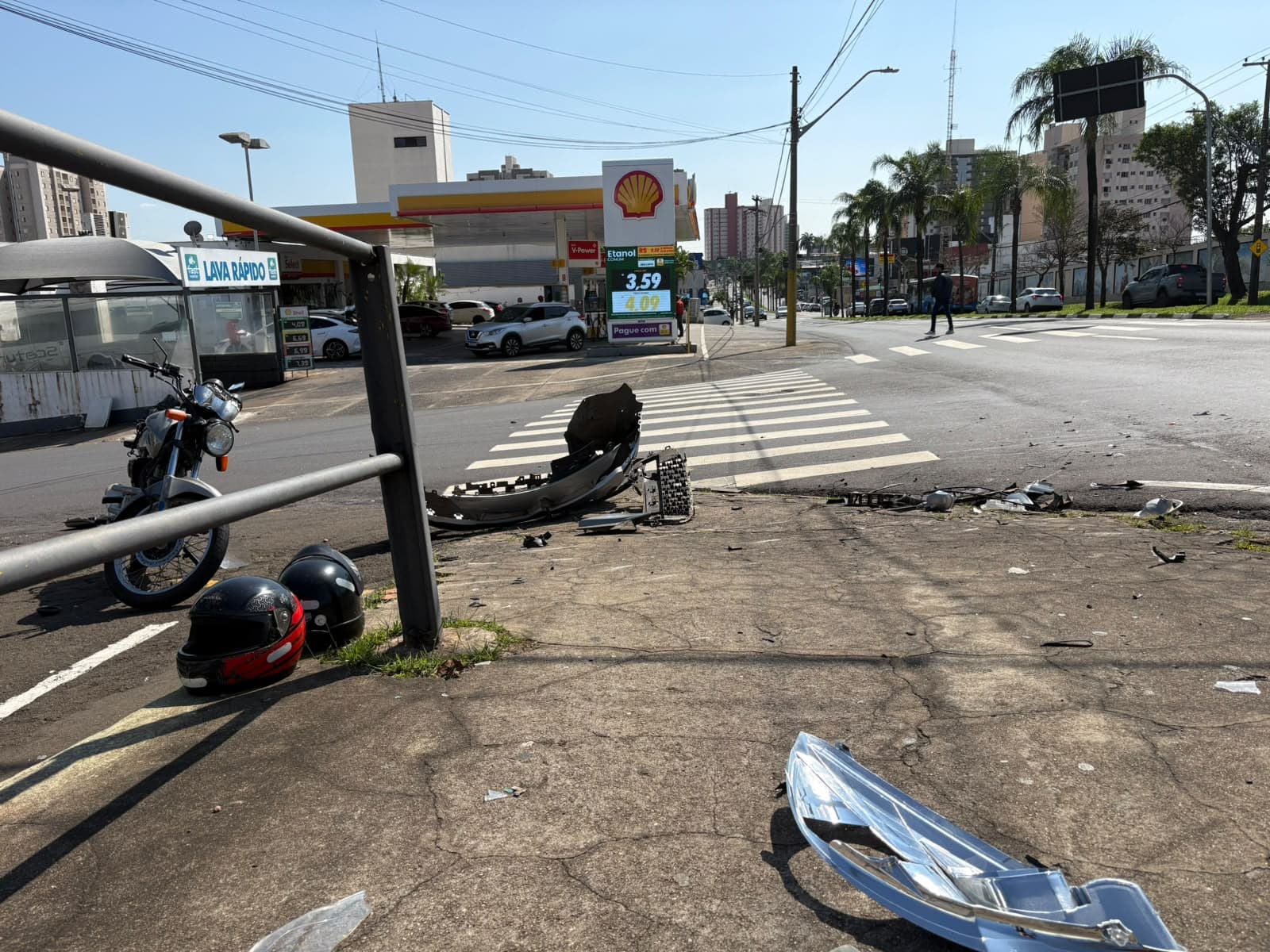 Motociclista fica ferido após colisão com carro na Avenida Independência